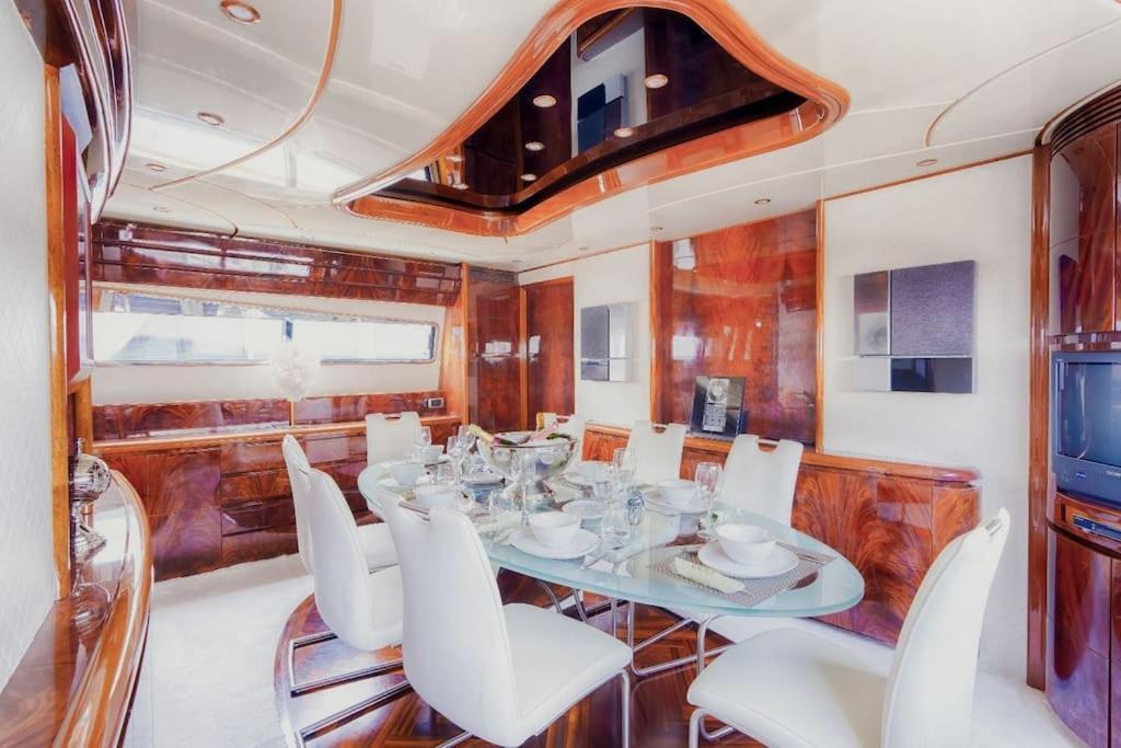 Super Yacht Located In Puerto Banus Hotel Marbella Luaran gambar