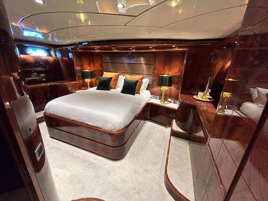 Super Yacht Located In Puerto Banus Hotel Marbella Luaran gambar
