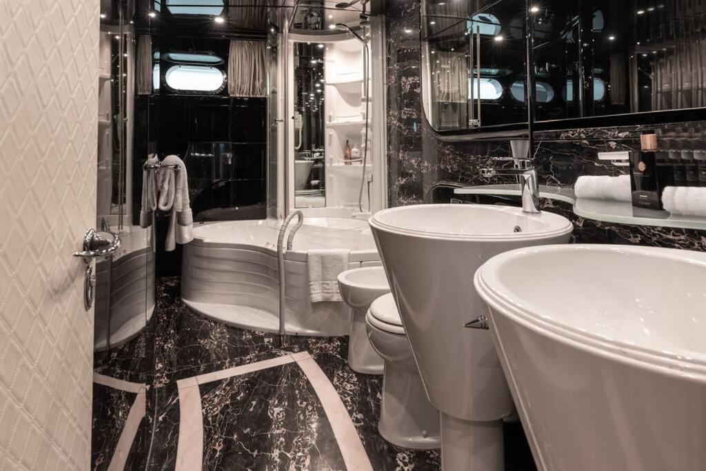 Super Yacht Located In Puerto Banus Hotel Marbella Luaran gambar