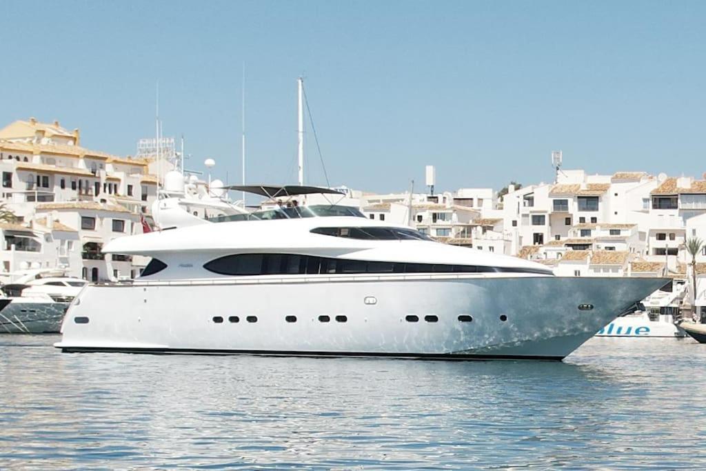 Super Yacht Located In Puerto Banus Hotel Marbella Luaran gambar
