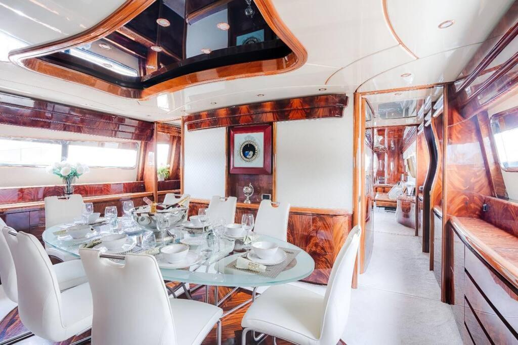Super Yacht Located In Puerto Banus Hotel Marbella Luaran gambar