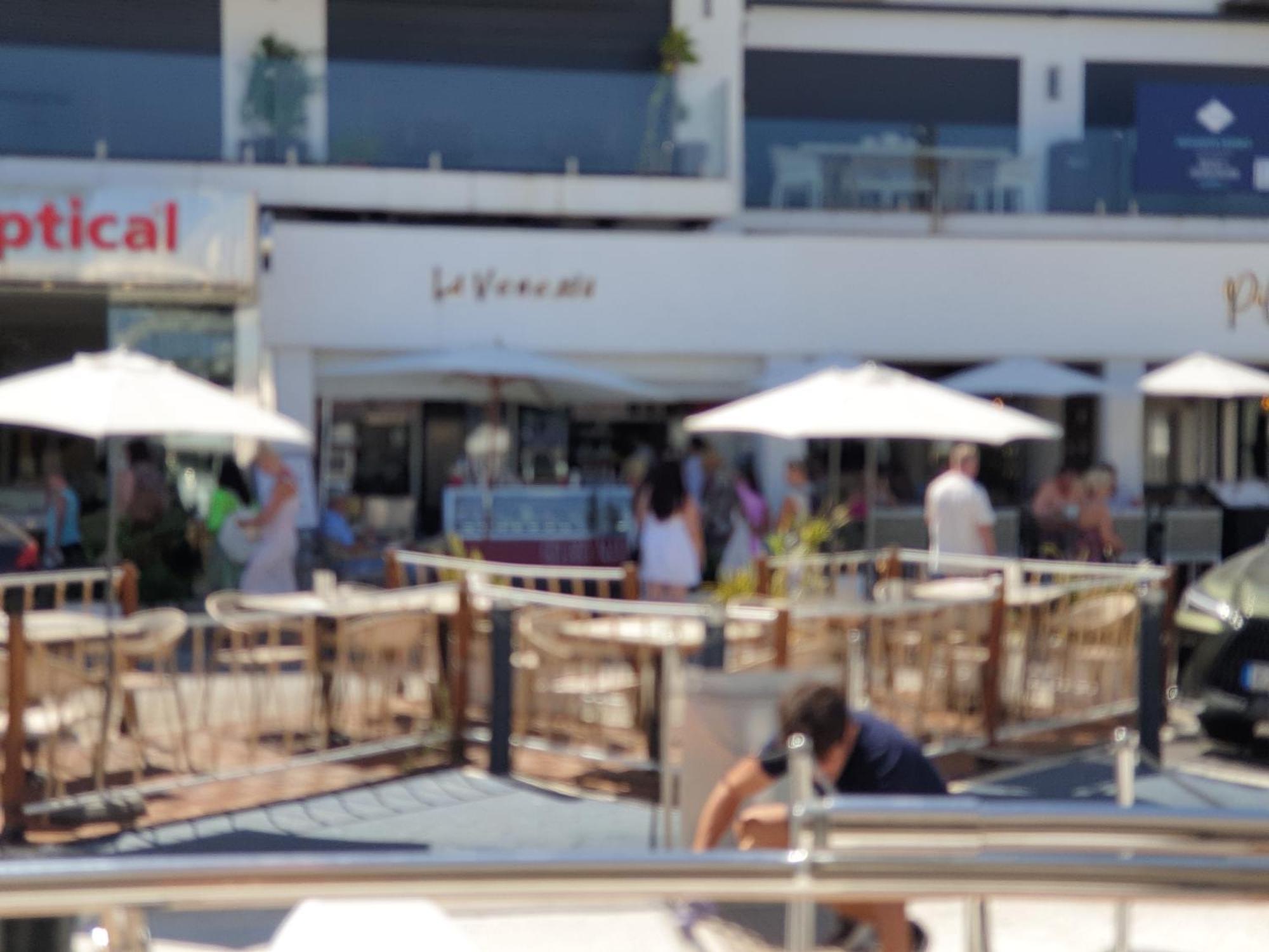 Super Yacht Located In Puerto Banus Hotel Marbella Bilik gambar