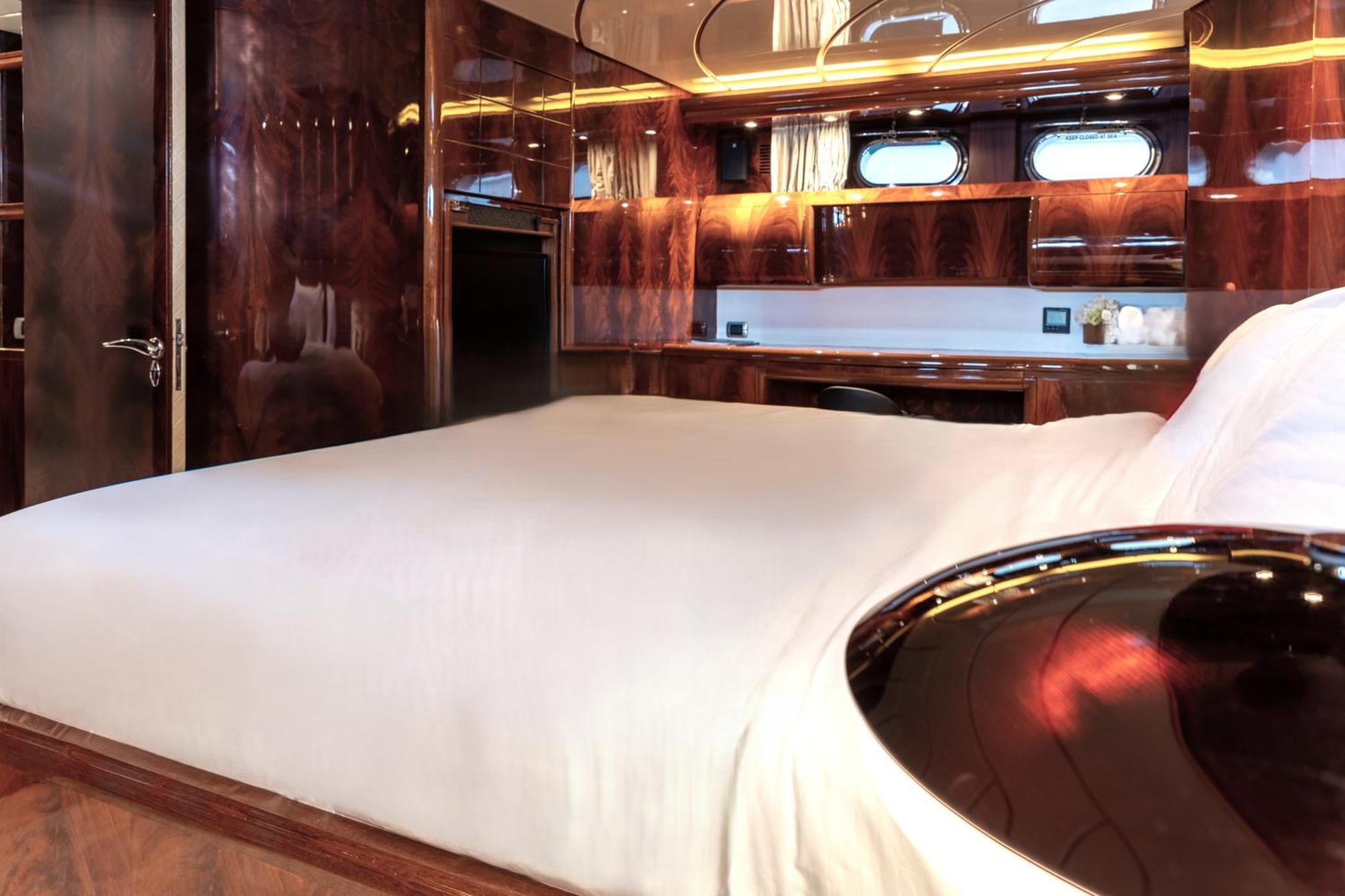 Super Yacht Located In Puerto Banus Hotel Marbella Luaran gambar